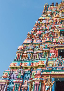Sensizim Tapınağı 'nda kule üzerinde Hindu tanrısı ve Tanrıça heykellerin görünümü, Kumbakonam, Tamilnadu, Hindistan
