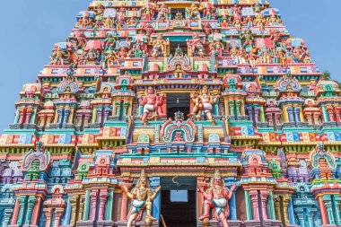 Sensizim Tapınağı 'nda kule üzerinde Hindu tanrısı ve Tanrıça heykellerin görünümü, Kumbakonam, Tamilnadu, Hindistan