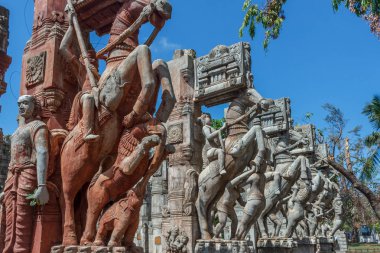 Davul çalan (tamil de thavil), bir Shehnai (Nadaswaram in tamil), ata binen ve eski bir kadının selamlaması,Chennai India, Jan 29 2017 Kopya alanı ile. 