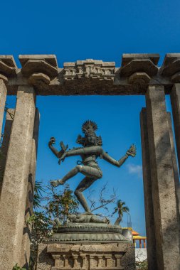 Sütunlar arasında konumlandırılmış antik lord nataraja dans heykel alt görünümü