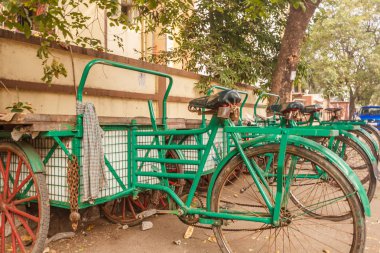 Yeşil renkli üç tekerlekli bisiklet görünümü yolda bir kenara park, Chennai, Hindistan