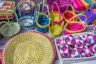 Sokak dükkanı satan el yapımı bambu çanta, çanta, tabak, kutu. Chennai Hindistan