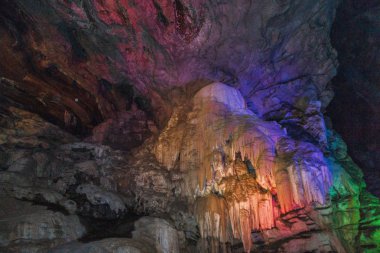 Güneş ışığı mağaranın içine girerek borra Mağarası iç görünümü, Araku Vadisi, Visakhapatnam Andhra Pradesh, Hindistan, Mart 04 2017
