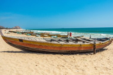 Arka planda deniz kıyısı ve uçurum, Visakhapatnam, Andhra Pradesh tek başına park balıkçı tekneleri grubunun dar görünümü