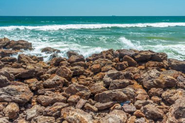 Sert kayalar ve hala dalgalar, Kailashgiri, Visakhapatnam, Andhra Pradesh ile deniz manzarası yakından görünümü