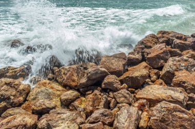 Sert kayalar ve hala dalgalar, Kailashgiri, Visakhapatnam, Andhra Pradesh ile deniz manzarası yakından görünümü