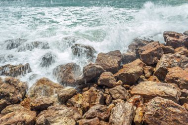 Sert kayalar ve hala dalgalar, Kailashgiri, Visakhapatnam, Andhra Pradesh ile deniz manzarası yakından görünümü