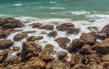 Sert kayalar ve hala dalgalar, Kailashgiri, Visakhapatnam, Andhra Pradesh ile deniz manzarası yakından görünümü