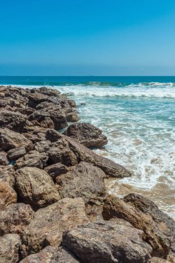 Sert kayalar ve hala dalgalar, Kailashgiri, Visakhapatnam, Andhra Pradesh ile deniz manzarası yakından görünümü