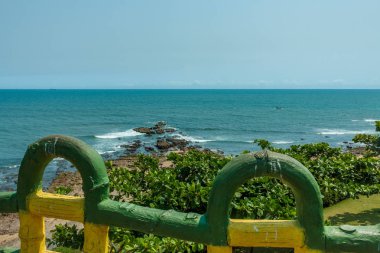 Bakış açısından deniz manzaralı harap taş merdiven dar görünümü, Kailashgiri, Visakhapatnam, Andhra Pradesh