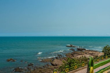 Bakış açısından deniz manzaralı harap taş merdiven dar görünümü, Kailashgiri, Visakhapatnam, Andhra Pradesh