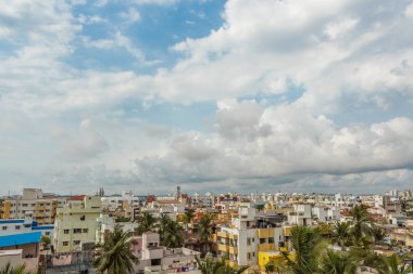 Binalar, Taramani, Chennai, Hindistan, Mart 14 2017 ile güzel karanlık bulut oluşumu ile bir kasabanın doğal hava görünümü