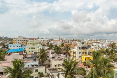 Binalar, Taramani, Chennai, Hindistan, Mart 14 2017 ile güzel karanlık bulut oluşumu ile bir kasabanın doğal hava görünümü
