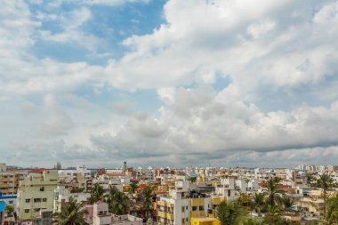 Binalar, Taramani, Chennai, Hindistan, Mart 14 2017 ile güzel karanlık bulut oluşumu ile bir kasabanın doğal hava görünümü