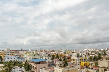 Binalar, Taramani, Chennai, Hindistan, Mart 14 2017 ile güzel karanlık bulut oluşumu ile bir kasabanın doğal hava görünümü