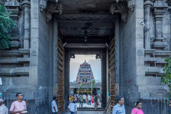 Hindu-Gott und Göttin-Skulpturen auf Tempelturm — Stockfoto