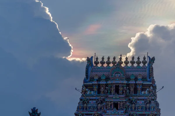 Hindu Tanrı ve Tanrıça heykelleri Tapınağı kule üzerinde — Stok fotoğraf