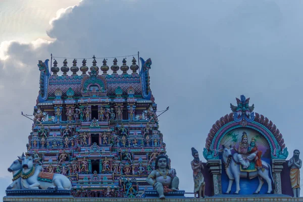 Hindu Tanrı ve Tanrıça heykelleri Tapınağı kule üzerinde — Stok fotoğraf