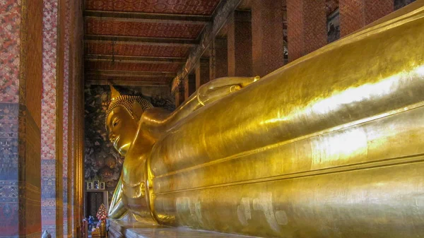 Grand Palace ve Emerald Buddha Tapınağı, Bangkok, 11 Ağustos 2012: Wat Pho, ayrıca Wat Po güzel kara bulutlar gökyüzünde ile düşük ışık durum sırasında denilen geniş görünümünü