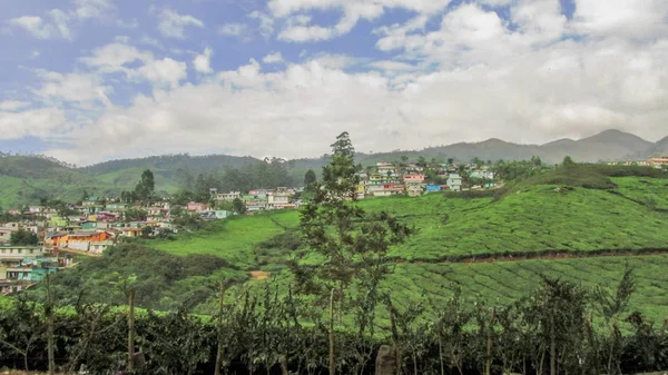 Maisons Multicolores Sommet Une Station Montagne Vue Avec Immenses Plantations — Photo