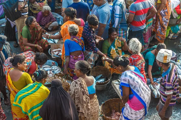 Una Escena Famoso Mercado Pescado Donde Gente Está Negociando Peces — Foto de Stock