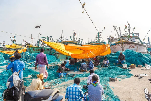 魚の網を織りに従事する人々が有名な魚市場のシーン Kasimedu 魚市場 チェンナイ インド 2016 — ストック写真