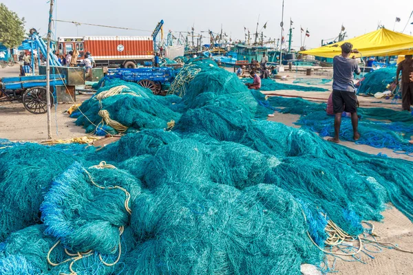 魚の網を織りに従事する人々が有名な魚市場のシーン Kasimedu 魚市場 チェンナイ インド 2016 — ストック写真