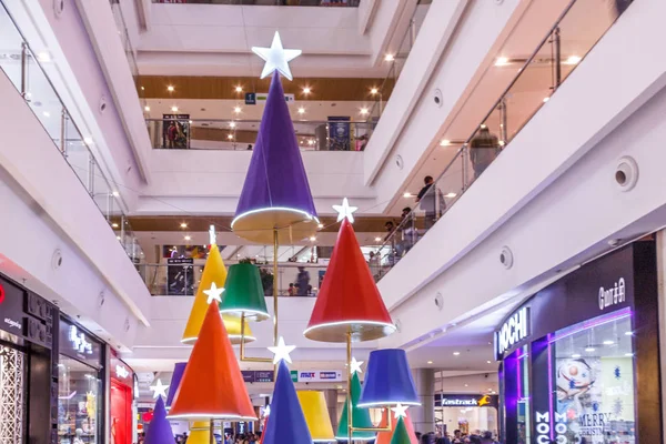 Bir alışveriş merkezi, Chennai şehir merkezi, Chennai, Hindistan, 12 Aralık 2016 'da dekore edilmiş renkli Noel konilerinin geniş görünümü