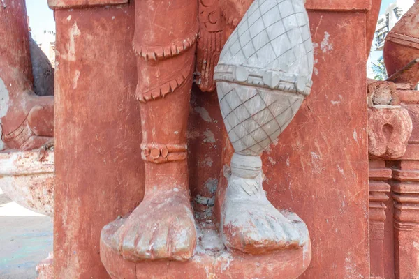 Закрити Вид Скульптур Людини Грає Барабан Thavil Тамільську Граючи Shehnai — стокове фото