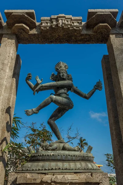 Sütunlar arasında konumlandırılmış antik lord nataraja dans heykel alt görünümü