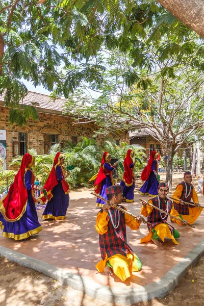 Barada Nati, Chancheri, Chhapeli, Choliya dans gibi dans formları dahil halk müziği grubu ile birlikte Uttarakhand (Hindistan 'ın kuzey bölümü) halk dansları. ECR, Chennai. 25 Şub 2017