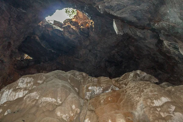 2017年3月4日 印度维沙卡帕特南安得拉邦 阿拉库谷 随着阳光进入洞穴 波拉洞穴的内部景观 — 图库照片