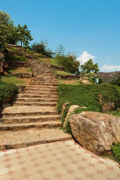 Bakış açısından deniz manzaralı harap taş merdiven dar görünümü, Kailashgiri, Visakhapatnam, Andhra Pradesh