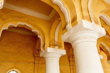 Antik bir 13umalai Nayak Sarayı 'nın geniş görüşü. Heykeller ve sütunlar, Madurai, Tamil nadu, Hindistan