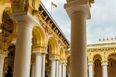 Antik bir 13umalai Nayak Sarayı 'nın geniş görüşü. Heykeller ve sütunlar, Madurai, Tamil nadu, Hindistan