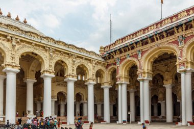 Antik 13umalai Nayak Sarayı 'na geniş bir bakış açısı. Heykeller ve sütunlar, Madurai, Tamil nadu, Hindistan 13 Mayıs 2017