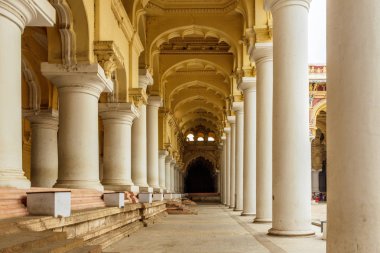Antik bir 13umalai Nayak Sarayı 'nın geniş görüşü. Heykeller ve sütunlar, Madurai, Tamil nadu, Hindistan
