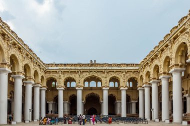 Antik 13umalai Nayak Sarayı 'na geniş bir bakış açısı. Heykeller ve sütunlar, Madurai, Tamil nadu, Hindistan 13 Mayıs 2017