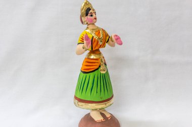 Thanjavur dans bebek (Tamil dilinde Thalaiyatti Bommai olarak adlandırılır) beyaz bir arka planda benzer geleneksel elbise ve süsler bakmak