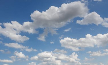 Muson yağmur başlamadan önce oluşturulan koyu bulutlar soyut