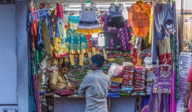 Chennai Hindistan 30 Eylül 2018 'de arkadaşları ve ailesi ile birlikte Mylapore olarak bilinen işlek bir caddeden alışveriş yaparken görüldü.