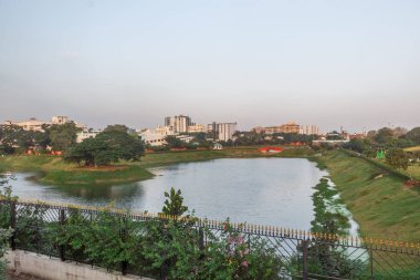 Tamil dilinde Chethupattu Aeri olarak da bilinen Chetpet gölü. 