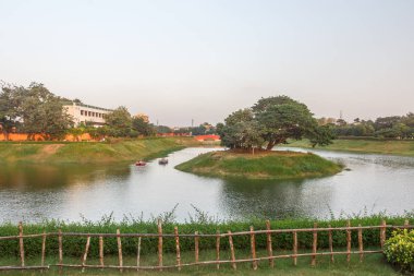 Tamil dilinde Chethupattu Aeri olarak da bilinen Chetpet gölü. 