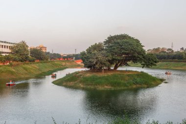 Tamil dilinde Chethupattu Aeri olarak da bilinen Chetpet gölü. 