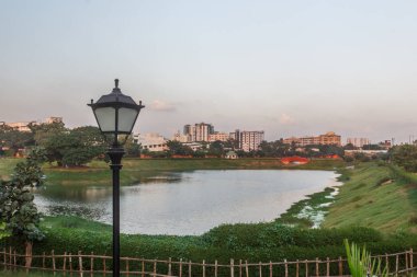 Tamil dilinde Chethupattu Aeri olarak da bilinen Chetpet gölü. 