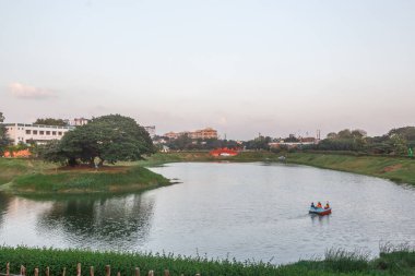 Tamil dilinde Chethupattu Aeri olarak da bilinen Chetpet gölü. 