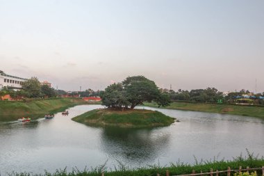 Tamil dilinde Chethupattu Aeri olarak da bilinen Chetpet gölü. 