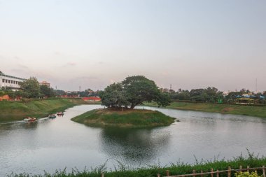 Tamil dilinde Chethupattu Aeri olarak da bilinen Chetpet gölü. 