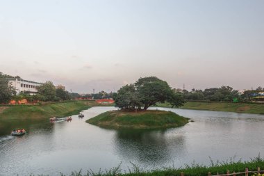 Tamil dilinde Chethupattu Aeri olarak da bilinen Chetpet gölü. 