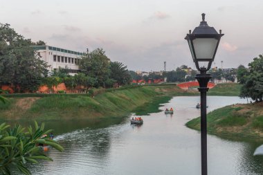 Tamil dilinde Chethupattu Aeri olarak da bilinen Chetpet gölü. 